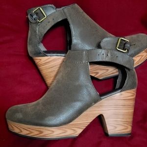 National reflections Ancora ankle boots with buckle size 9m mule heel retail $89